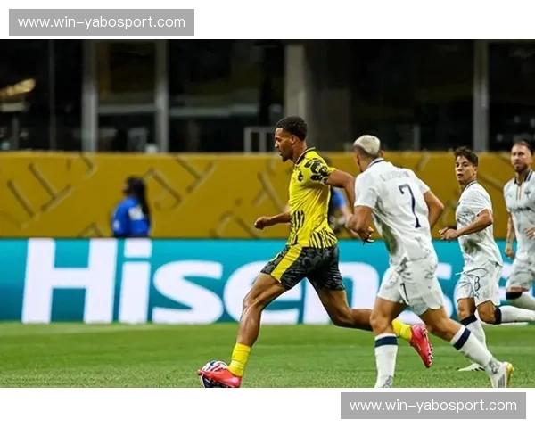 足球巨擘的巅峰对决：贝肯鲍尔vs谁能称王？